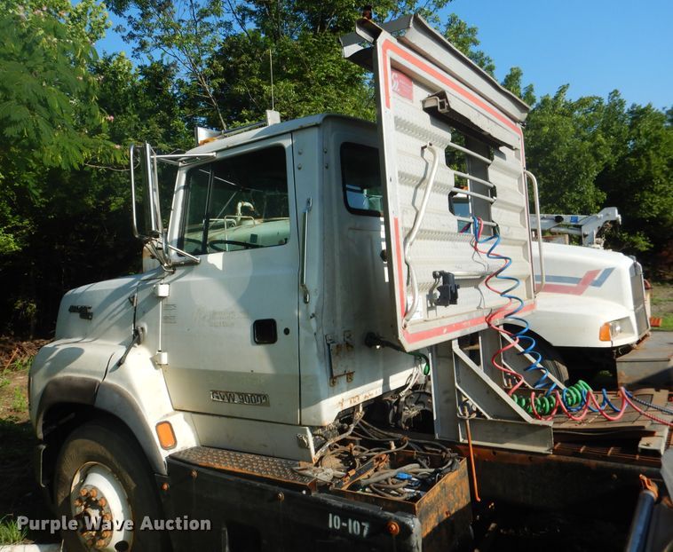 image for item DF2136 1995 Ford Aeromax L9000 semi truck