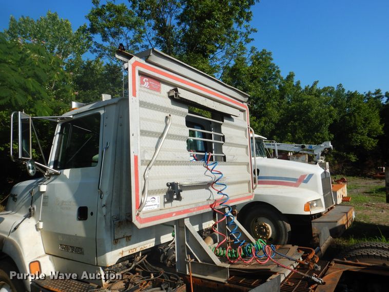 image for item DF2136 1995 Ford Aeromax L9000 semi truck