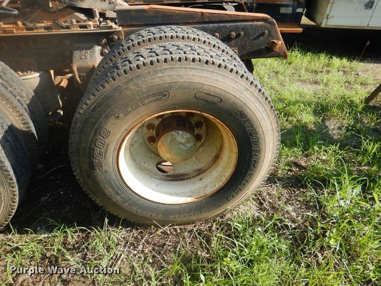 image for item DF2136 1995 Ford Aeromax L9000 semi truck