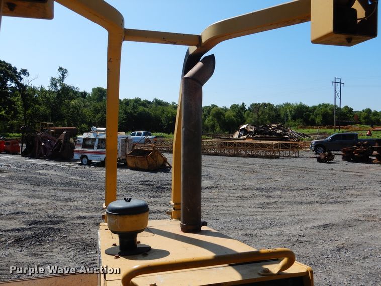 image for item DF2174 2001 Caterpillar D4C LGP dozer