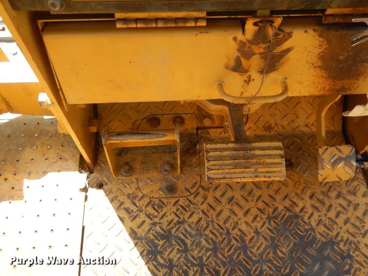 image for item DF2174 2001 Caterpillar D4C LGP dozer