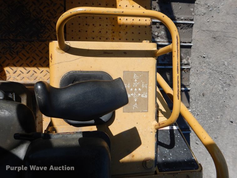 image for item DF2174 2001 Caterpillar D4C LGP dozer