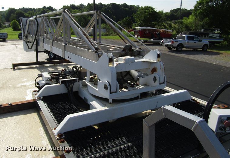 image for item DG1325 2004 Ford F450 Super Duty bucket truck