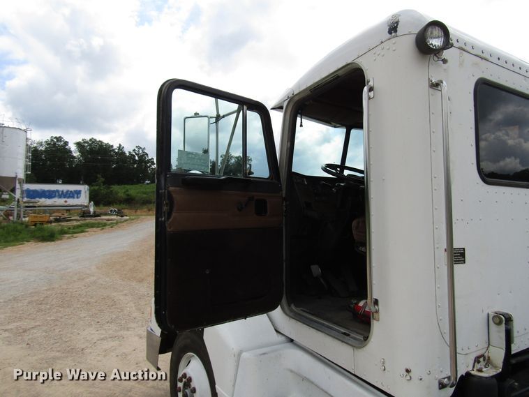 image for item DG1373 1999 Peterbilt 377 truck cab and chassis