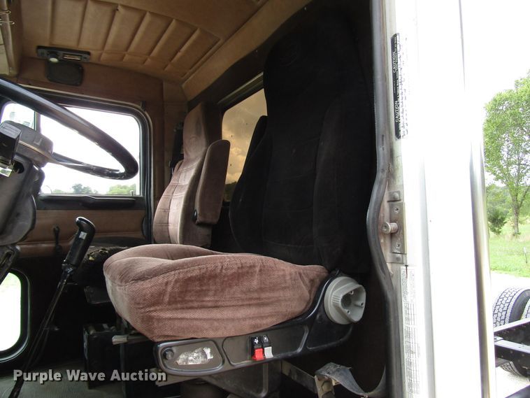 image for item DG1373 1999 Peterbilt 377 truck cab and chassis