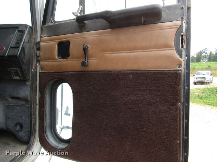 image for item DG1373 1999 Peterbilt 377 truck cab and chassis