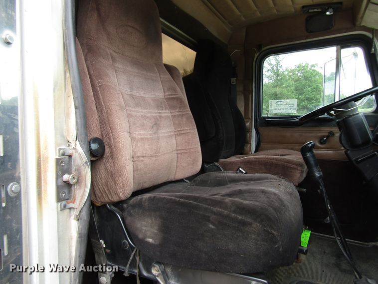 image for item DG1373 1999 Peterbilt 377 truck cab and chassis