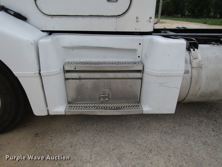 image for item DG1373 1999 Peterbilt 377 truck cab and chassis