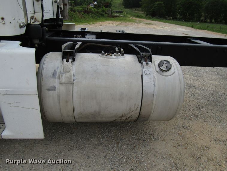 image for item DG1373 1999 Peterbilt 377 truck cab and chassis