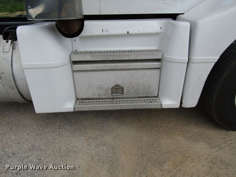 image for item DG1373 1999 Peterbilt 377 truck cab and chassis