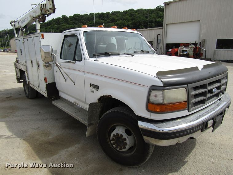 1996 Ford F450 Super Duty service truck with crane in Decorah, IA