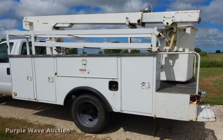 image for item FI9910 1999 Ford F450 Super Duty bucket truck