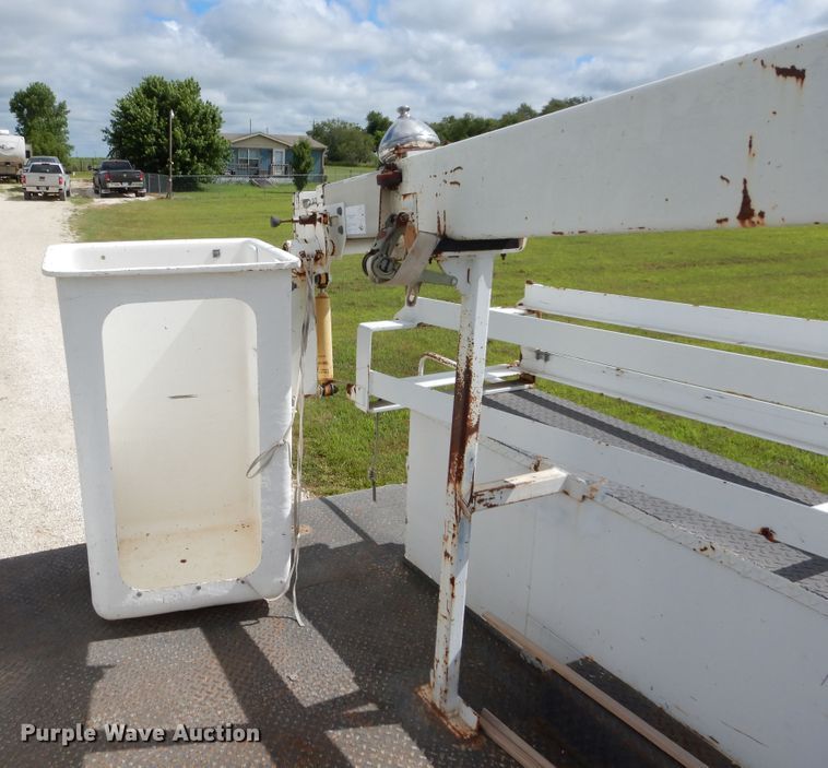 image for item FI9910 1999 Ford F450 Super Duty bucket truck