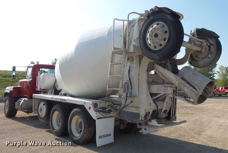 image for item FM9676 2001 Mack RD690S ready mix truck