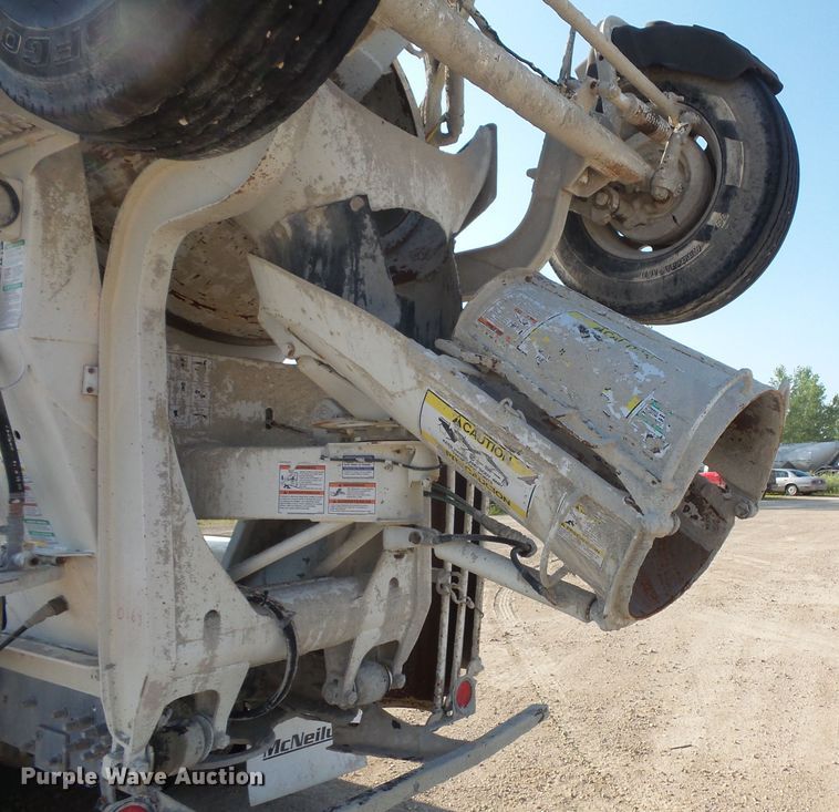 image for item FM9676 2001 Mack RD690S ready mix truck