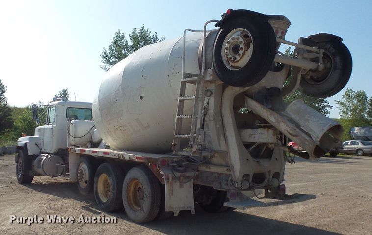 image for item FM9677 2000 Mack RD ready mix truck