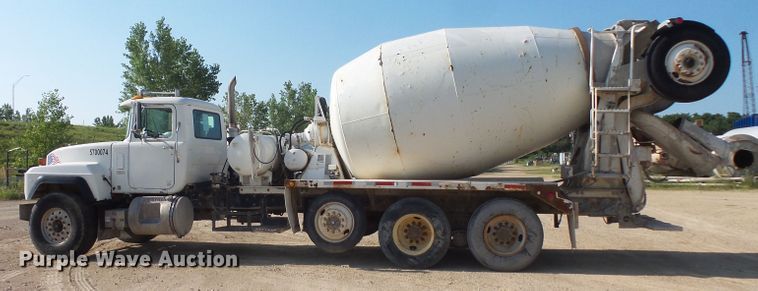 image for item FM9677 2000 Mack RD ready mix truck