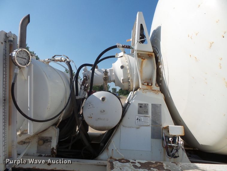 image for item FM9677 2000 Mack RD ready mix truck