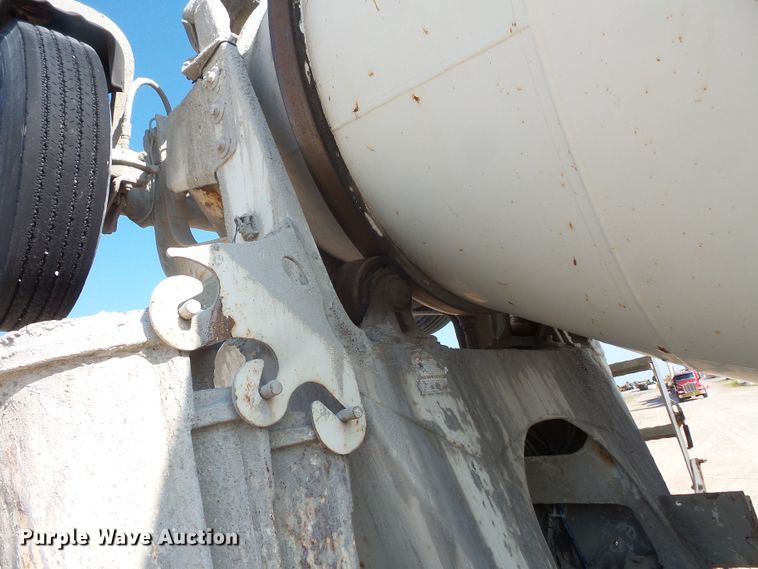 image for item FM9677 2000 Mack RD ready mix truck