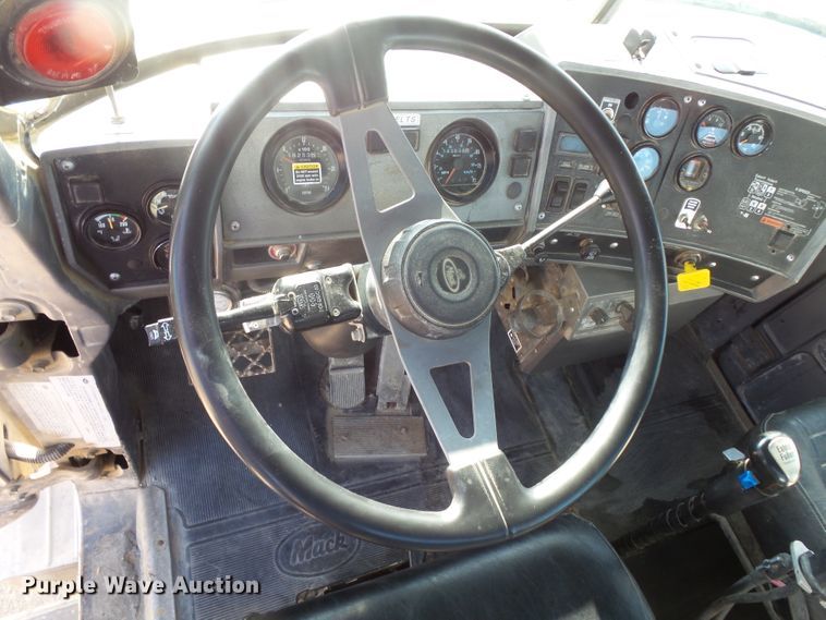 image for item FM9677 2000 Mack RD ready mix truck