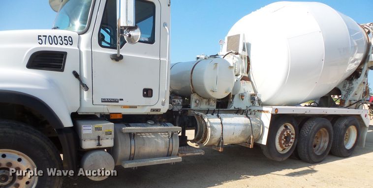 image for item FM9678 2003 Mack CV ready mix truck