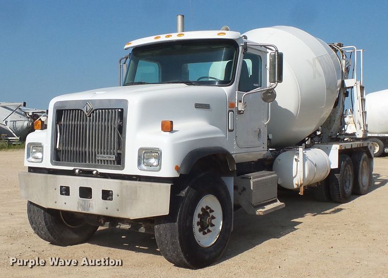 image for item FM9679 2001 International 5500i ready mix truck