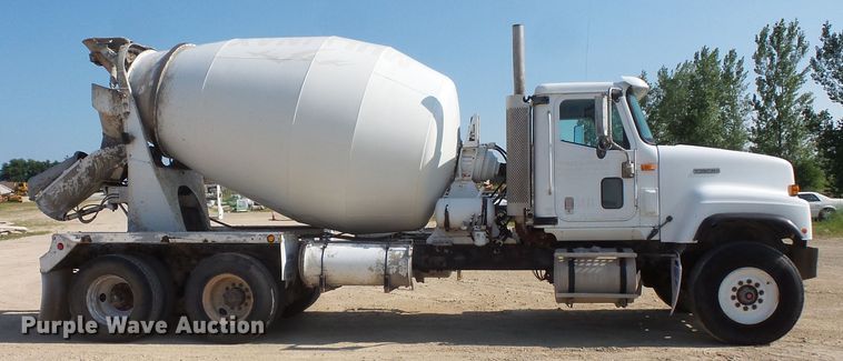 image for item FM9679 2001 International 5500i ready mix truck
