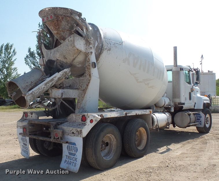 image for item FM9679 2001 International 5500i ready mix truck