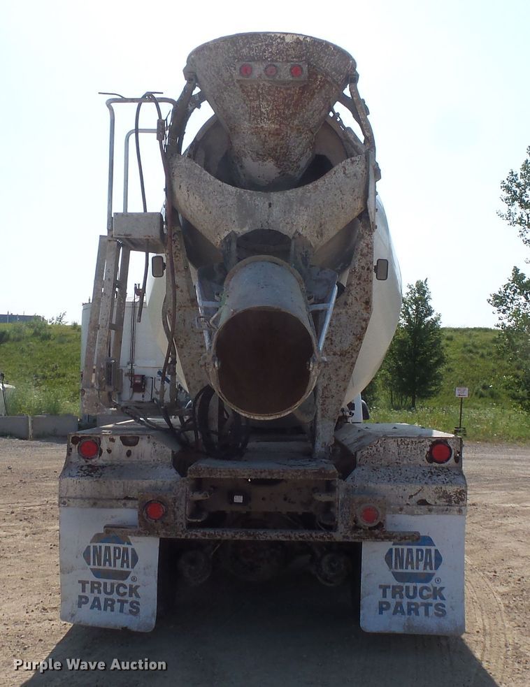 image for item FM9679 2001 International 5500i ready mix truck