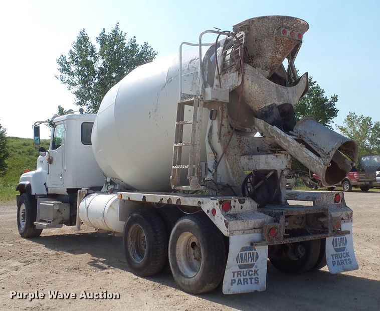 image for item FM9679 2001 International 5500i ready mix truck