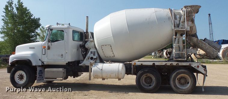 image for item FM9679 2001 International 5500i ready mix truck