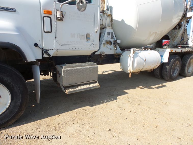 image for item FM9679 2001 International 5500i ready mix truck