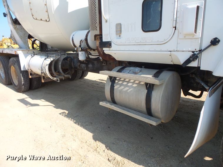 image for item FM9679 2001 International 5500i ready mix truck