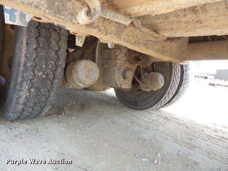 image for item FM9679 2001 International 5500i ready mix truck