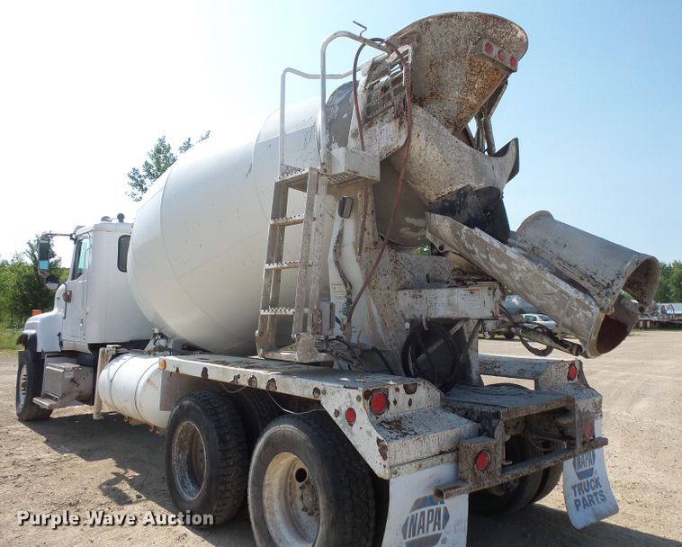 image for item FM9679 2001 International 5500i ready mix truck
