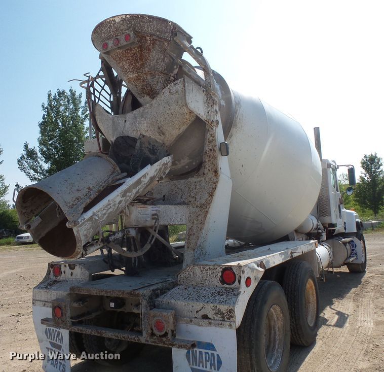 image for item FM9679 2001 International 5500i ready mix truck