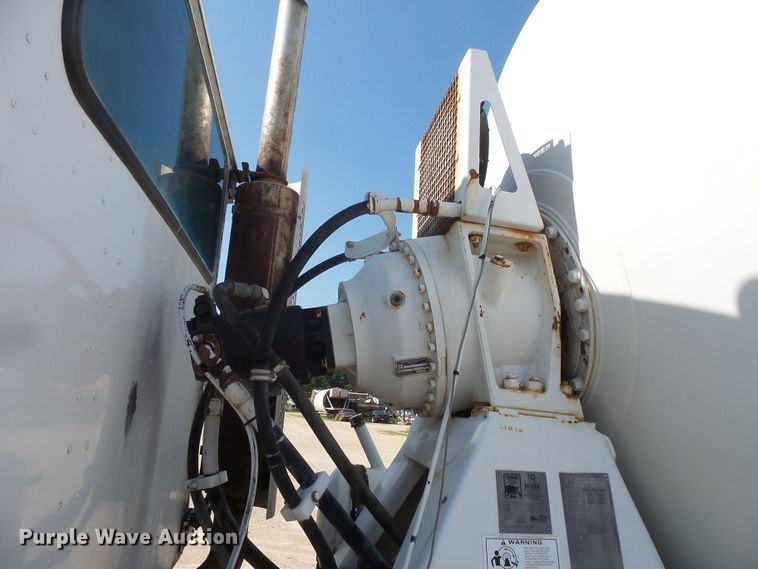 image for item FM9679 2001 International 5500i ready mix truck