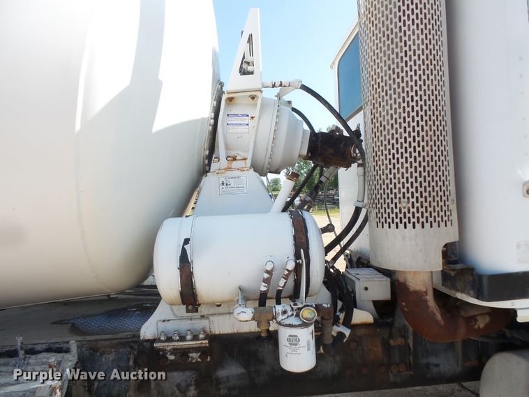 image for item FM9679 2001 International 5500i ready mix truck