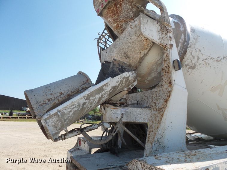 image for item FM9679 2001 International 5500i ready mix truck