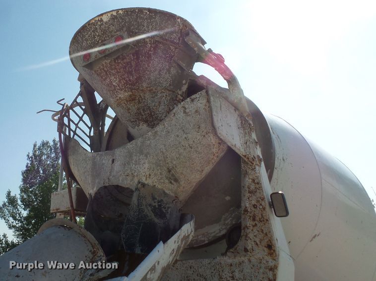 image for item FM9679 2001 International 5500i ready mix truck