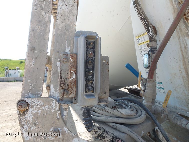 image for item FM9679 2001 International 5500i ready mix truck