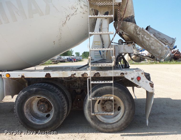 image for item FM9679 2001 International 5500i ready mix truck