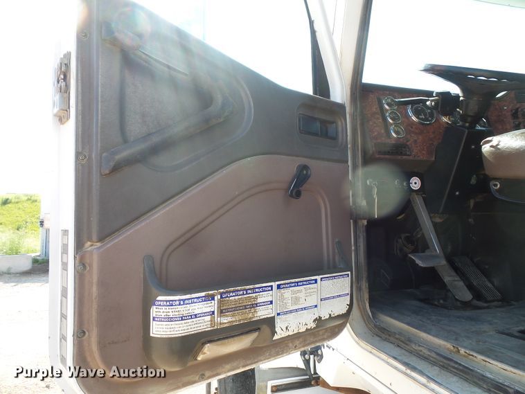 image for item FM9679 2001 International 5500i ready mix truck