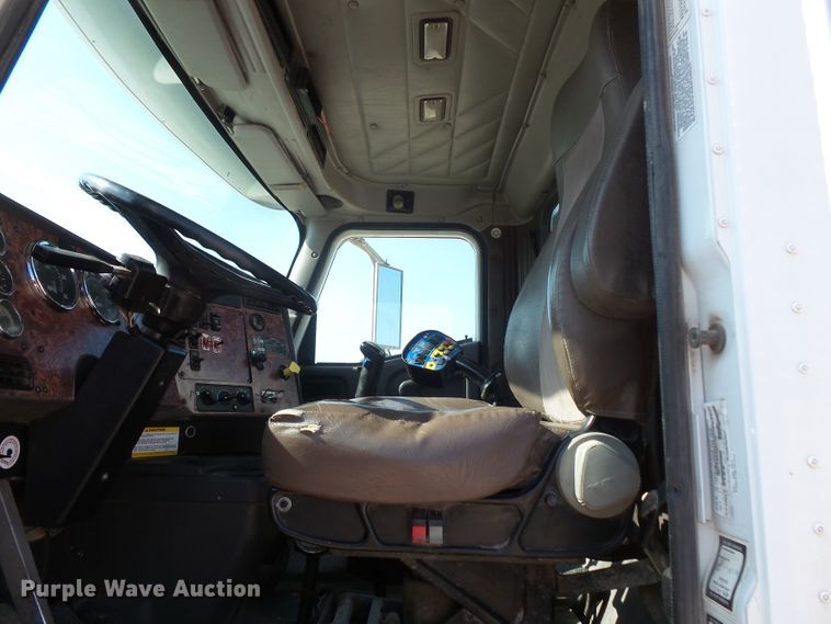 image for item FM9679 2001 International 5500i ready mix truck