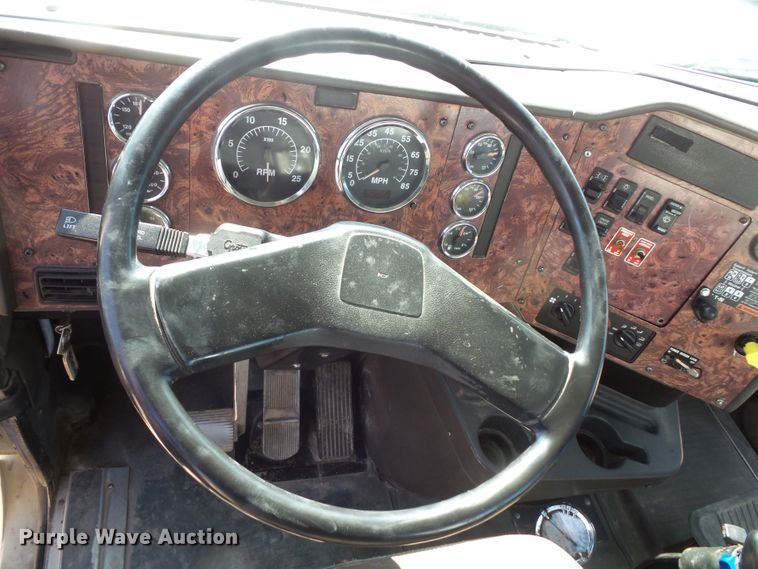 image for item FM9679 2001 International 5500i ready mix truck