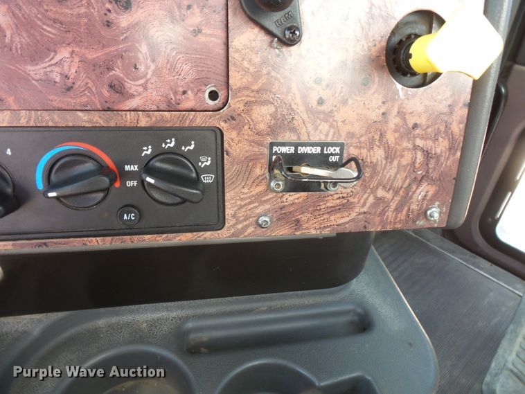 image for item FM9679 2001 International 5500i ready mix truck