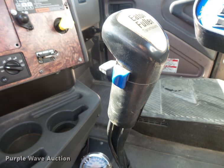 image for item FM9679 2001 International 5500i ready mix truck