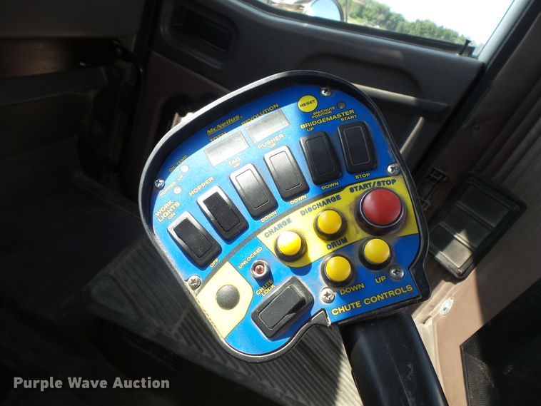 image for item FM9679 2001 International 5500i ready mix truck