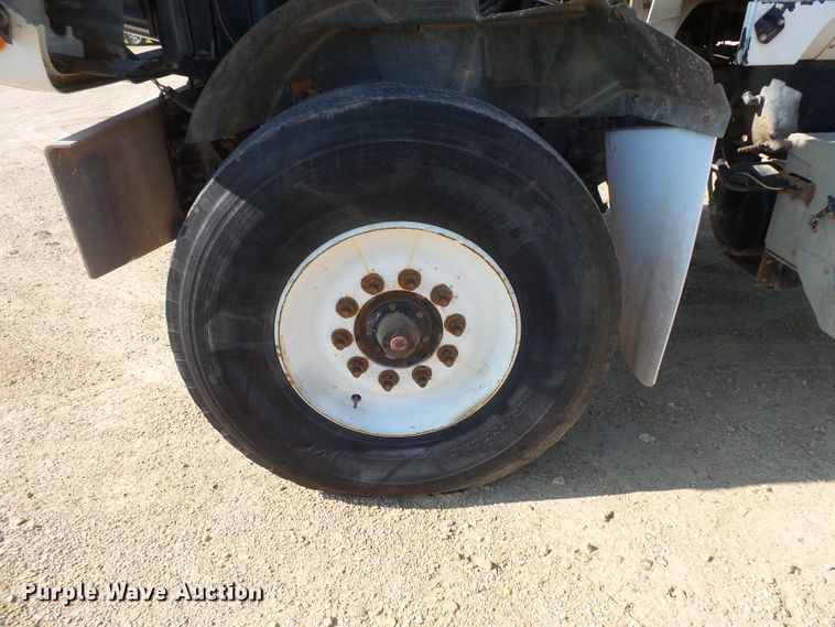 image for item FM9679 2001 International 5500i ready mix truck