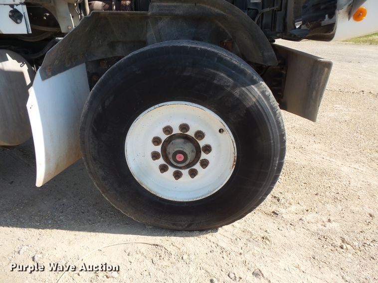 image for item FM9679 2001 International 5500i ready mix truck
